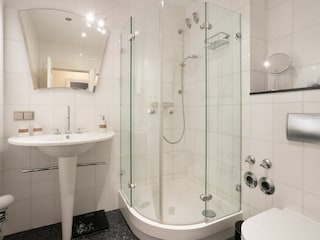 Badezimmer mit Glasdusche