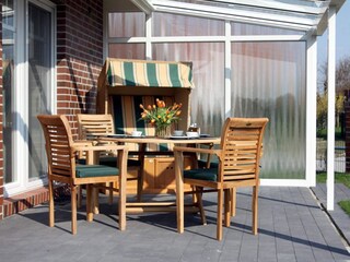 Terrasse und Außengrill mit Garten und Strandkorb