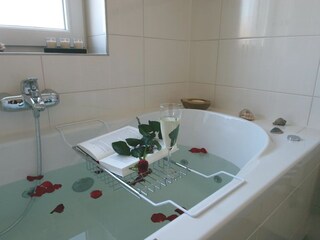 Whirlpool im unteren Bad des Ferienhauses