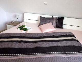 Doppelbett Schlafzimmer mit TV im Nordsee Huus