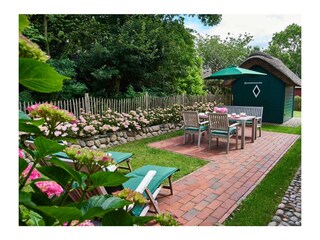 Sichtgeschützte Terasse mit Gartenmöbel