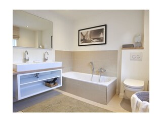 unteres Vollbad mit Badewanne und bodengleicher Dusche