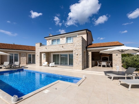 Villa Olive Garden con piscina e vista mare