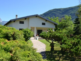 Das Ferienhaus vom Garten aus