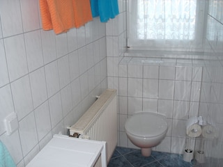 Bad mit Dusche und WC