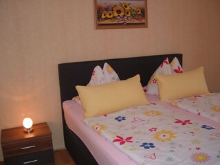 Ehebett im Schlafzimmer ( Boxspringbett )