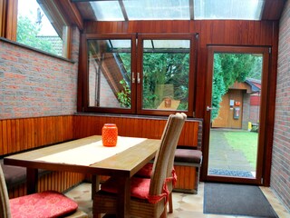 Kaminzimmer mit Blick auf das Saunahäuschen