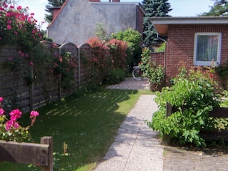 Innenhof mit kleinen Parkplatz und Fahrradabstellplatz.