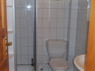 Dusche-WC, mit Spiegelschrank.