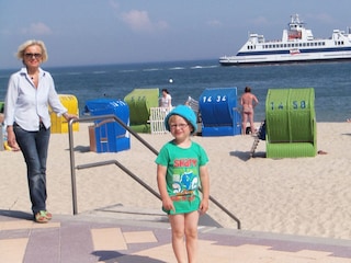 Sommer auf Föhr.Am Strand von Wyk mit einer der Fähren,