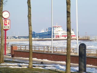 Fähre im Winter am Wyker Fähranleger.