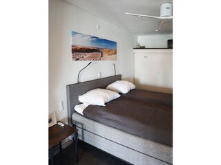 Schlafzimmer mit Doppelbett