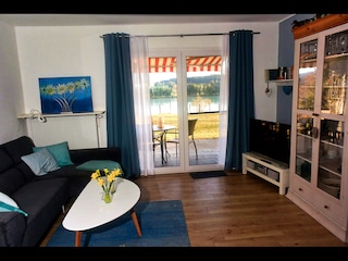 vom Wohnzimmer direkt auf die möbl. Terrasse