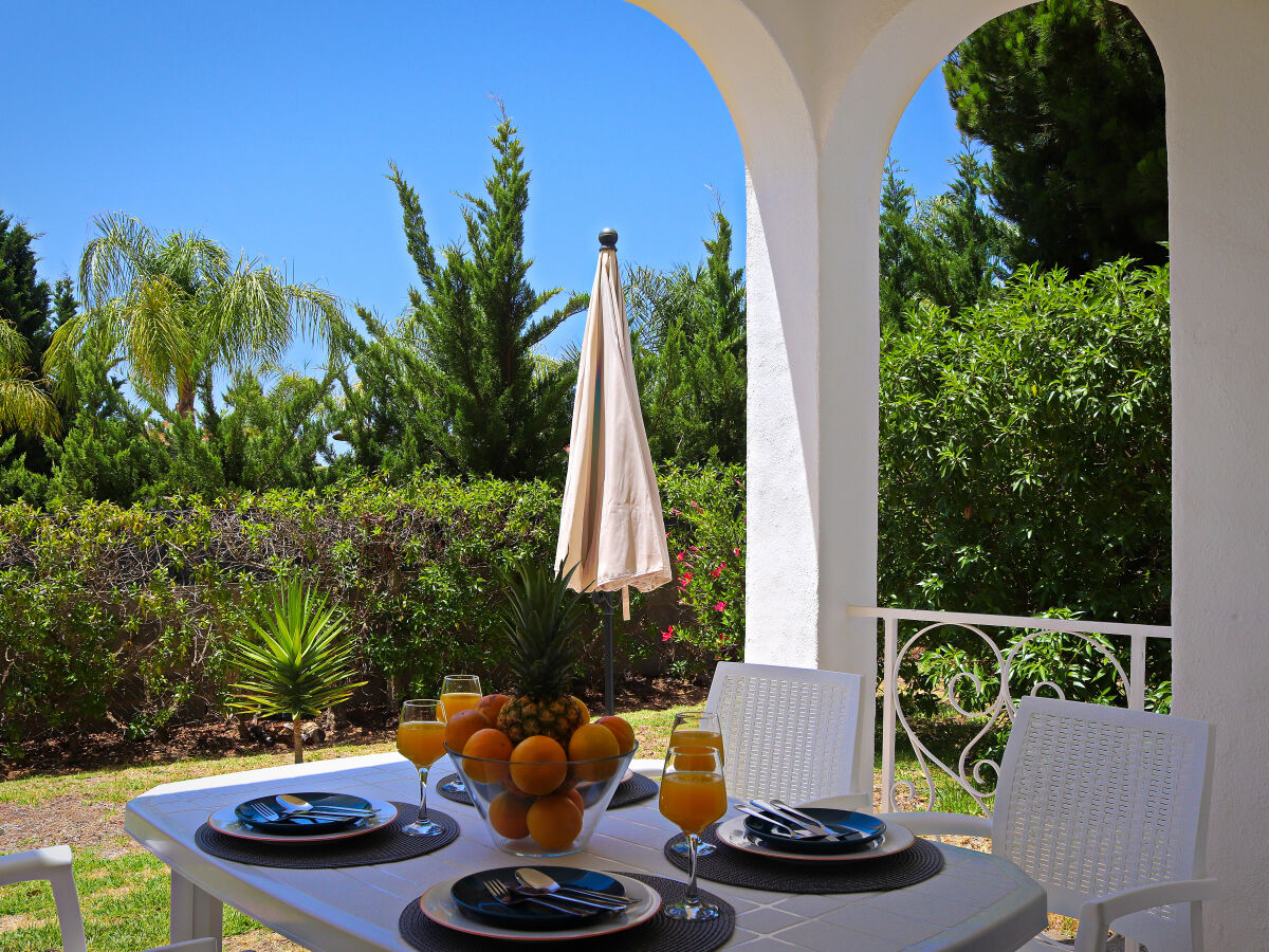 schöne Terrasse mit Rundbögen