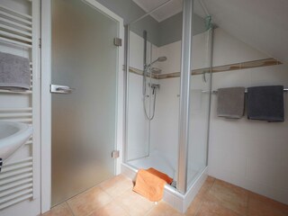 Bad mit Dusche(80 x 90) und DachFenster