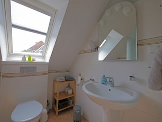 Bad mit Dusche und Fenster Südseite