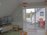 WohnSchlafraum mit Blick auf den Balkon