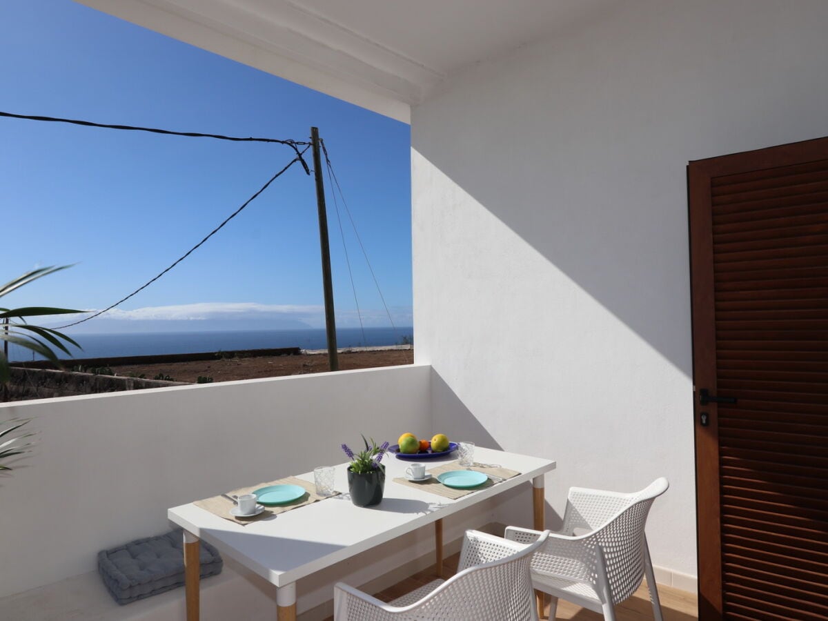 Kleine überdachte Terrasse vor der Küche mit Meerblick