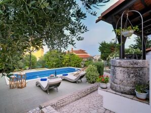 Holiday house Holiday home with swimming pool near centre - Ližnjan - image1