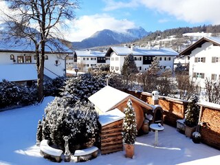 Fasssauna mit Grill im Garten