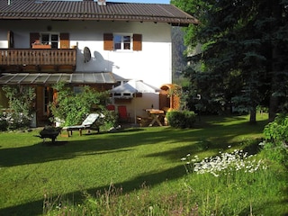 Garten mit Liegewiese und Terrasse