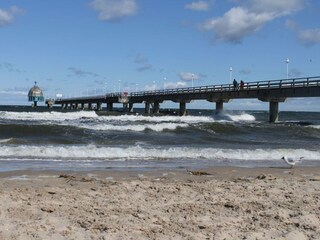 Stürmische Ostsee an der Seebrücke in Zinnowitz