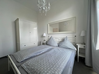 Schlafzimmer mit Doppelbett und Schrank