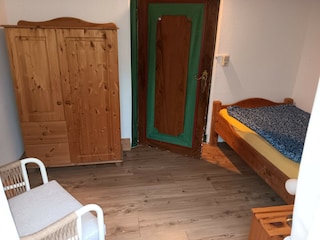 kleines Schlafzimmer im Erdgeschoss