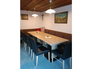 Gemütlich sitzen im Aufenthaltsraum.