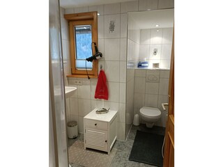 Dusche mit WC ,Handtuch Trockner,Fön