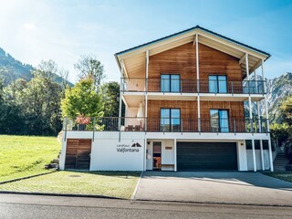 6 Parkplätze direkt am Haus