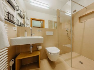 Val95 Bad 1 en Suite Zugang vom Schlafzimmer