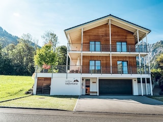 6 Parkplätze direkt am Haus