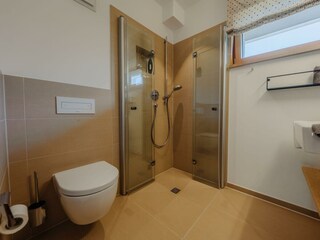 Val56 Val73 Bad Dusche WC mit Fenster
