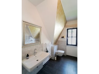 Badezimmer oben mit Dusche und Badewanne