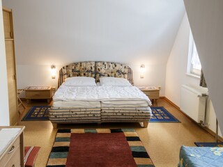 Schlafzimmer 2 mit Doppelbett und Liege im OG