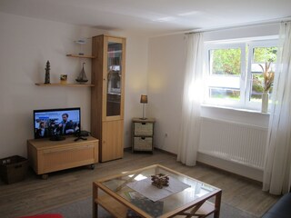 Wohnzimmer mit modernem Flachbildfernseher