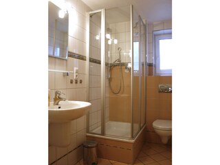 Badezimmer mit Dusche