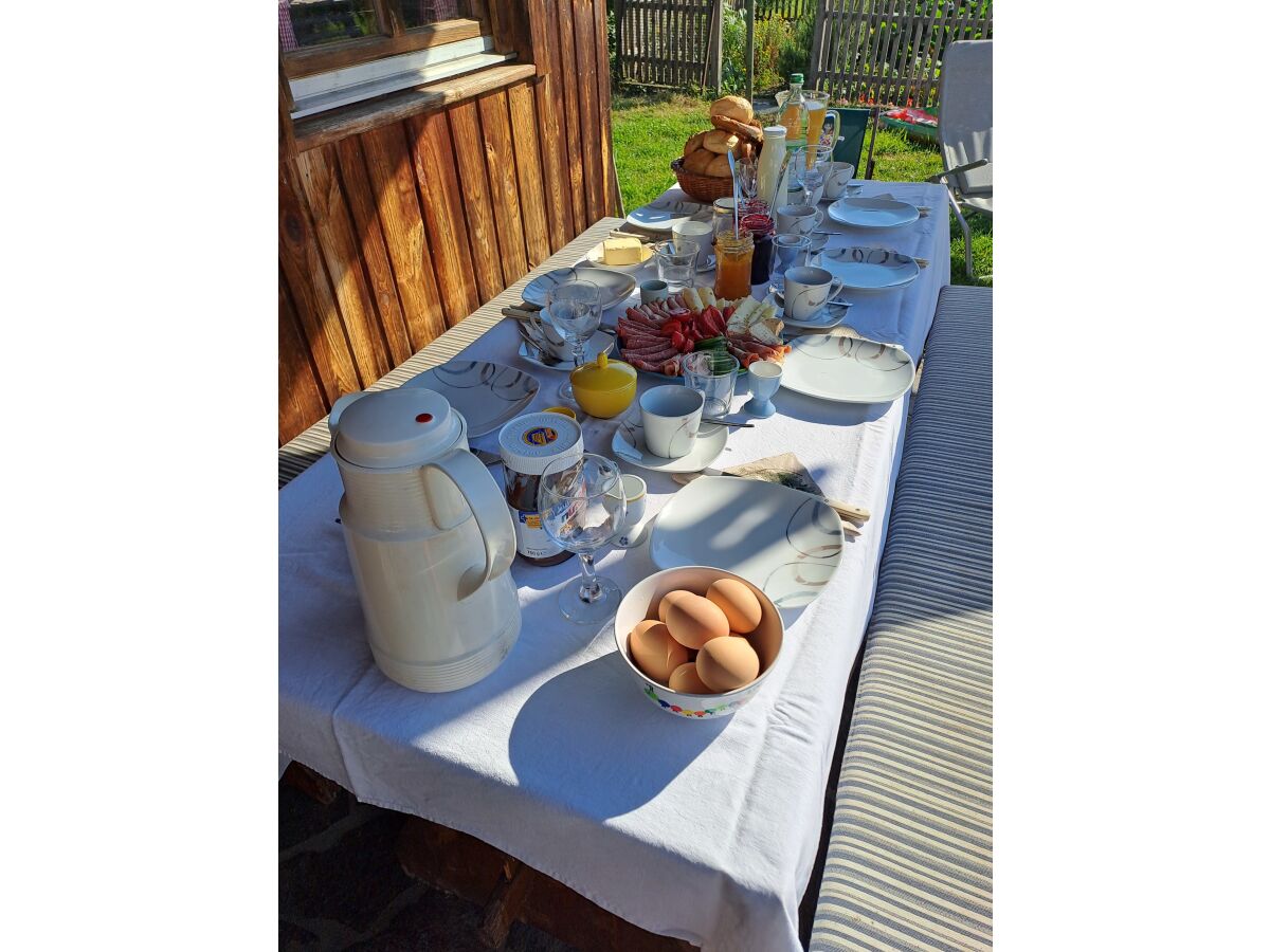 Möglichkeit zum Frühstücken oder Grillen im Garten