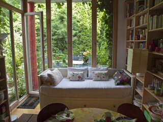 Wohn- u. Schlafzimmer : Blick &gt; Ost-Terrasse + Garten
