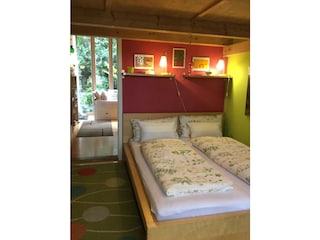 Schlafzimmer mit Blick auf Wohnzimmer