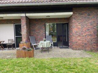 Blick vom Garten auf die Terrasse