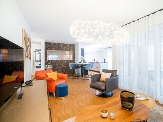 Wohnzimmer mit Blick auf Sauna und Küche