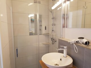 Bad mit Dusche, Waschbecken, WC