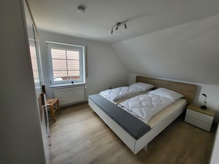 Schlafzimmer mit Doppelbett