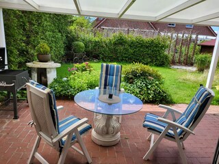 Terrasse mit Blick in den Garten