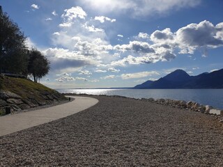 Promenade and free beach directly on the lake.