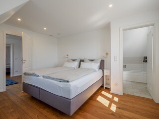 Bedroom with bathroom en suite