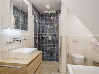 Upstairs ensuite bathroom left