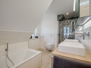 Upstairs ensuite bathroom right